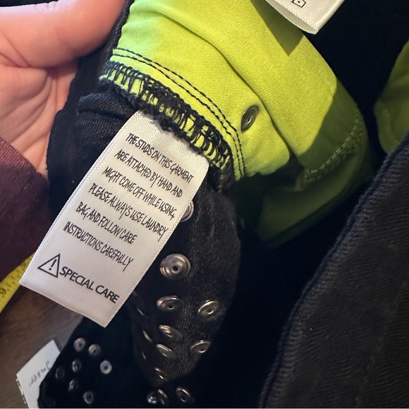 BLANK NYC Heavy Studded Destroyed Hi-Rise Denim Black Raw Hem Shorts Size 28 - Picture 7 of 10